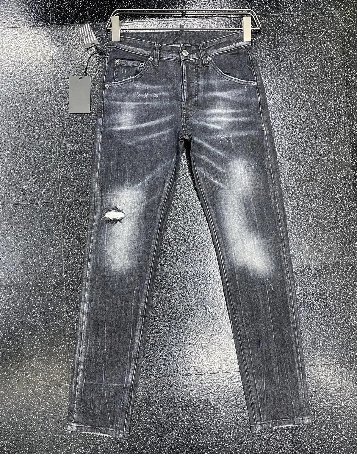 Neue Europa-Design-Stil Männer Jeans SLIM Knopf Coolguy lange Hosen gerade Taschen Loch schwarz Top-Qualität D2 Jeans Hose 981