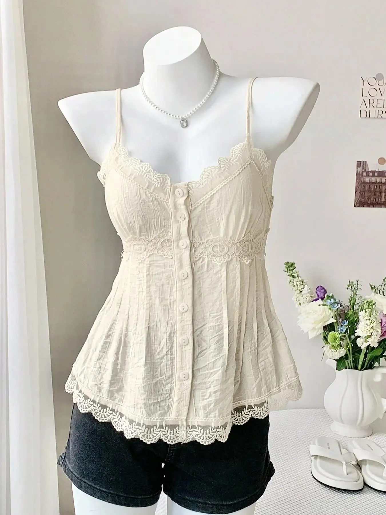 Gilet da donna con finiture in pizzo a pieghe, design con scollo a V, spalline sottili regolabili, pezzo unico — image 4
