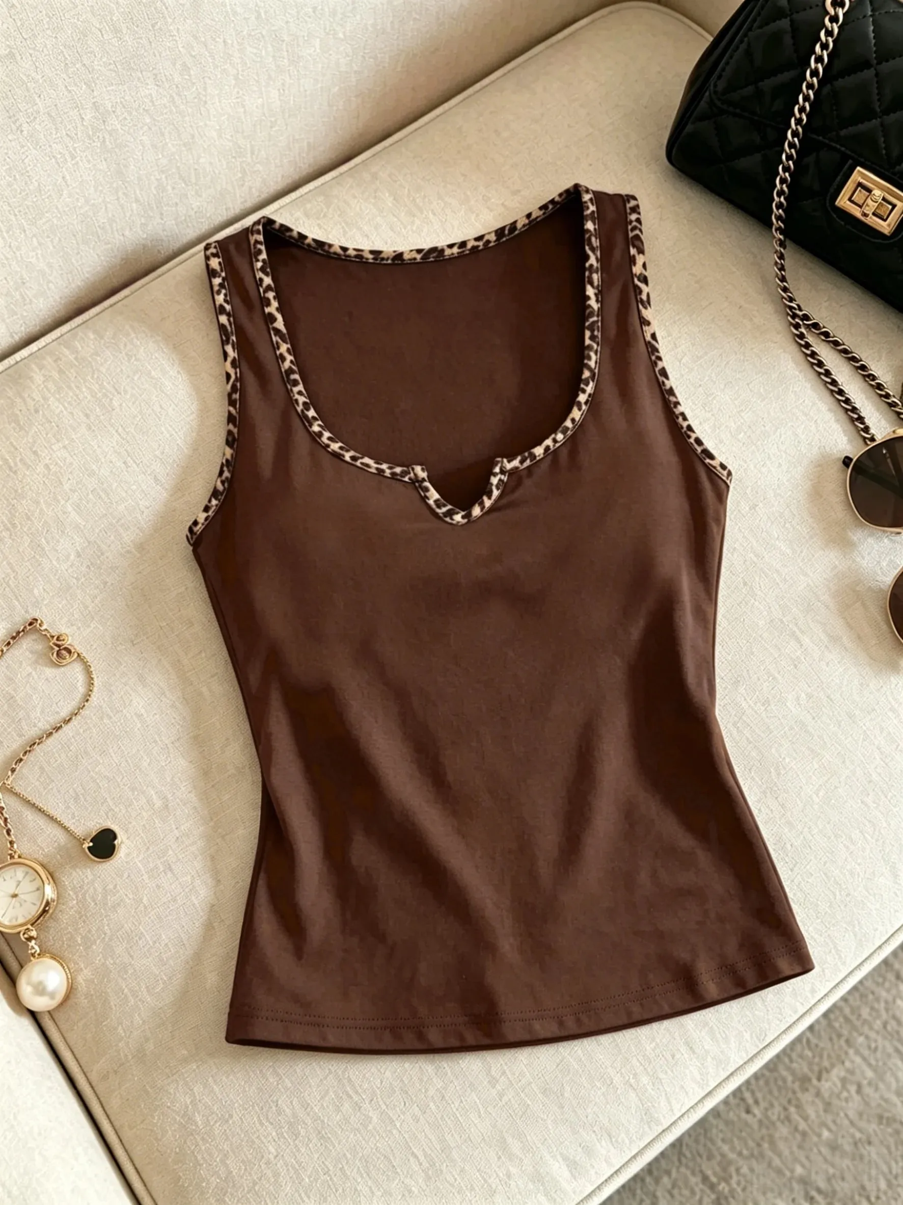 ผู้หญิงสีทึบเสื้อกล้ามลำลองมีรอยบาก V คอแบบแขนกุด Cami ด้านบน — image 1