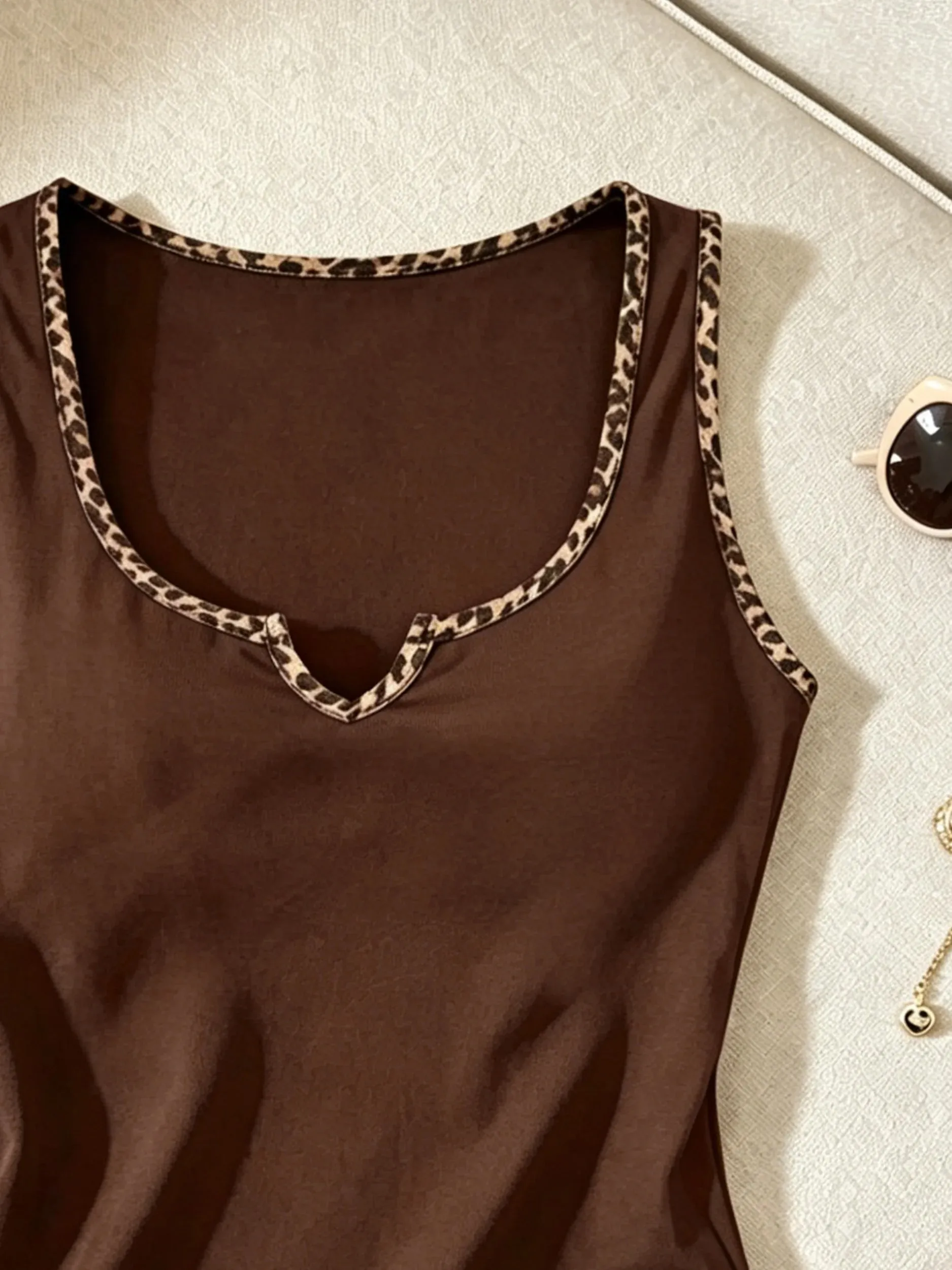 ผู้หญิงสีทึบเสื้อกล้ามลำลองมีรอยบาก V คอแบบแขนกุด Cami ด้านบน — image 3