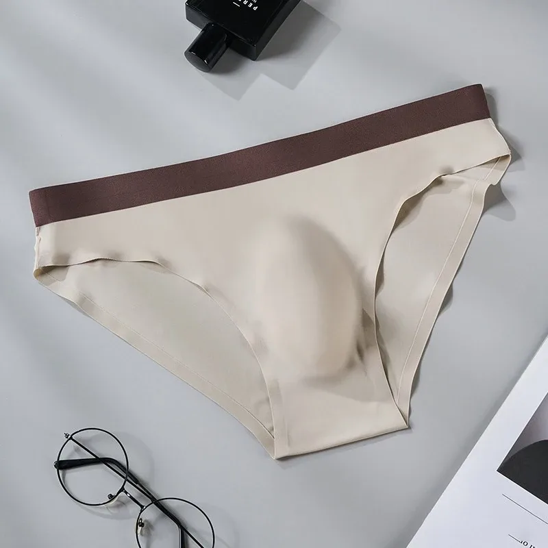 Mutandine da uomo sexy Senza cuciture in seta di ghiaccio Slip ultrasottili Mutande traspiranti ad asciugatura rapida 3D Bulge Pouch Intimo Cueca Homme