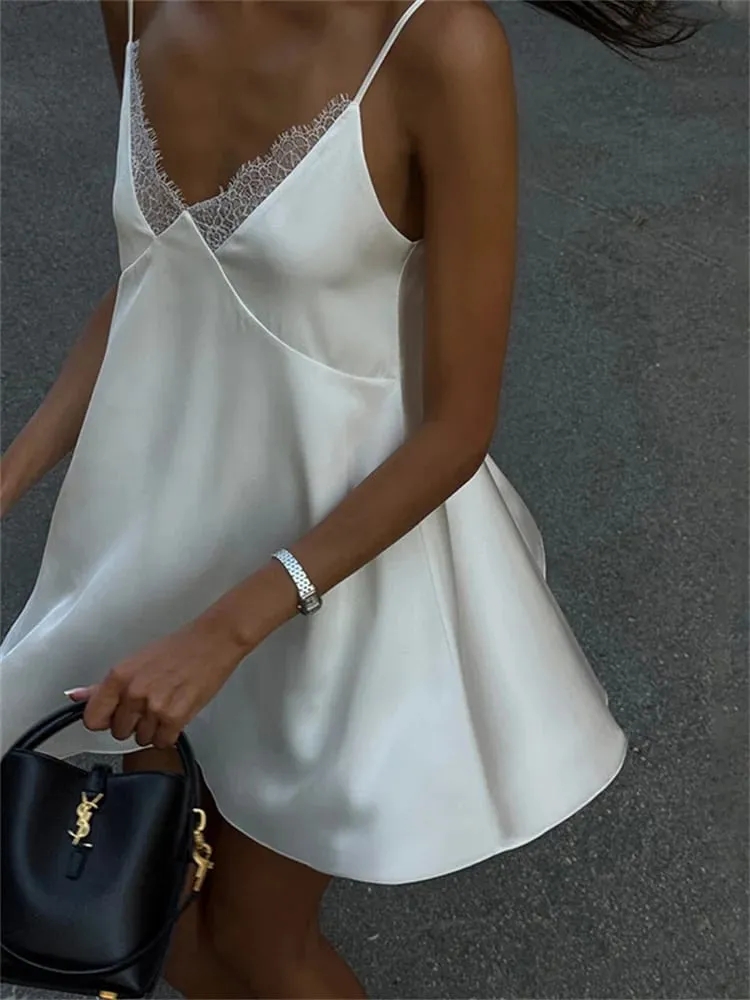 Tossy Mini abito senza schienale in pizzo con scollo a V per le donne Slim White Patchwork Spaghetti Fashion Dress Abiti estivi sexy con scollo all'americana — image 3