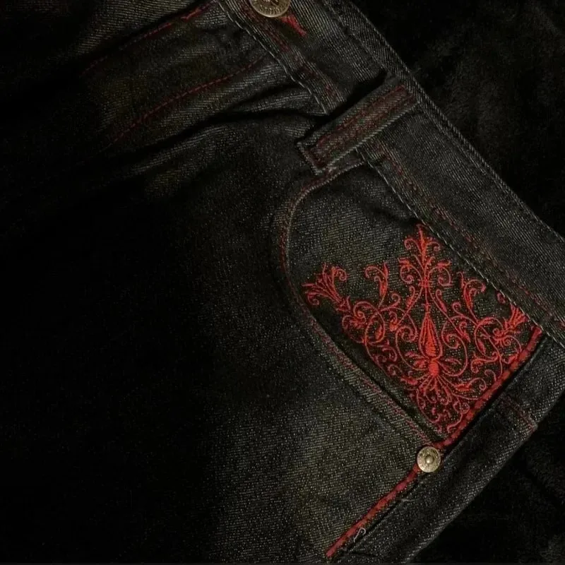 High Street Gothic ricamato da uomo nero rosso modello Y2K jeans a vita alta pantaloni casual da coppia di strada retrò americana — image 3