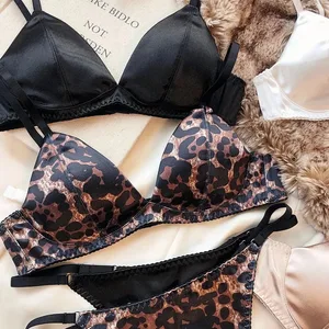 Sommar Kvinnor Underkläder Set Silken Triangle Cup Trådlösa behåar Franska Bralette Seamless Intimates BH och string underkläder Set