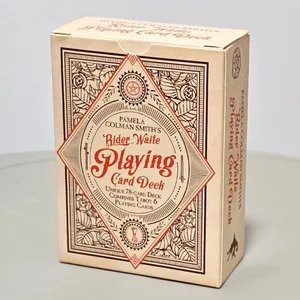 RWS-Spielkartendeck: 9 x 6 cm großes Pokerdeck mit 78 Karten, illustriert mit RWS-Bildern, kombiniert Tarot- und Spielkarten mit doppelter Prägung