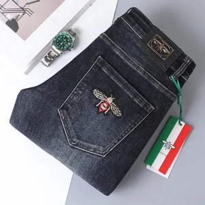 Pantalons texans gruixuts de tardor i hivern per a homes 2024, nova moda brodada, elàstic, ajustat, roba masculina de gamma alta, pantalons de mezclilla